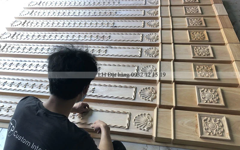 Hình ảnh thợ đang sản xuất ốp cột cửa gỗ